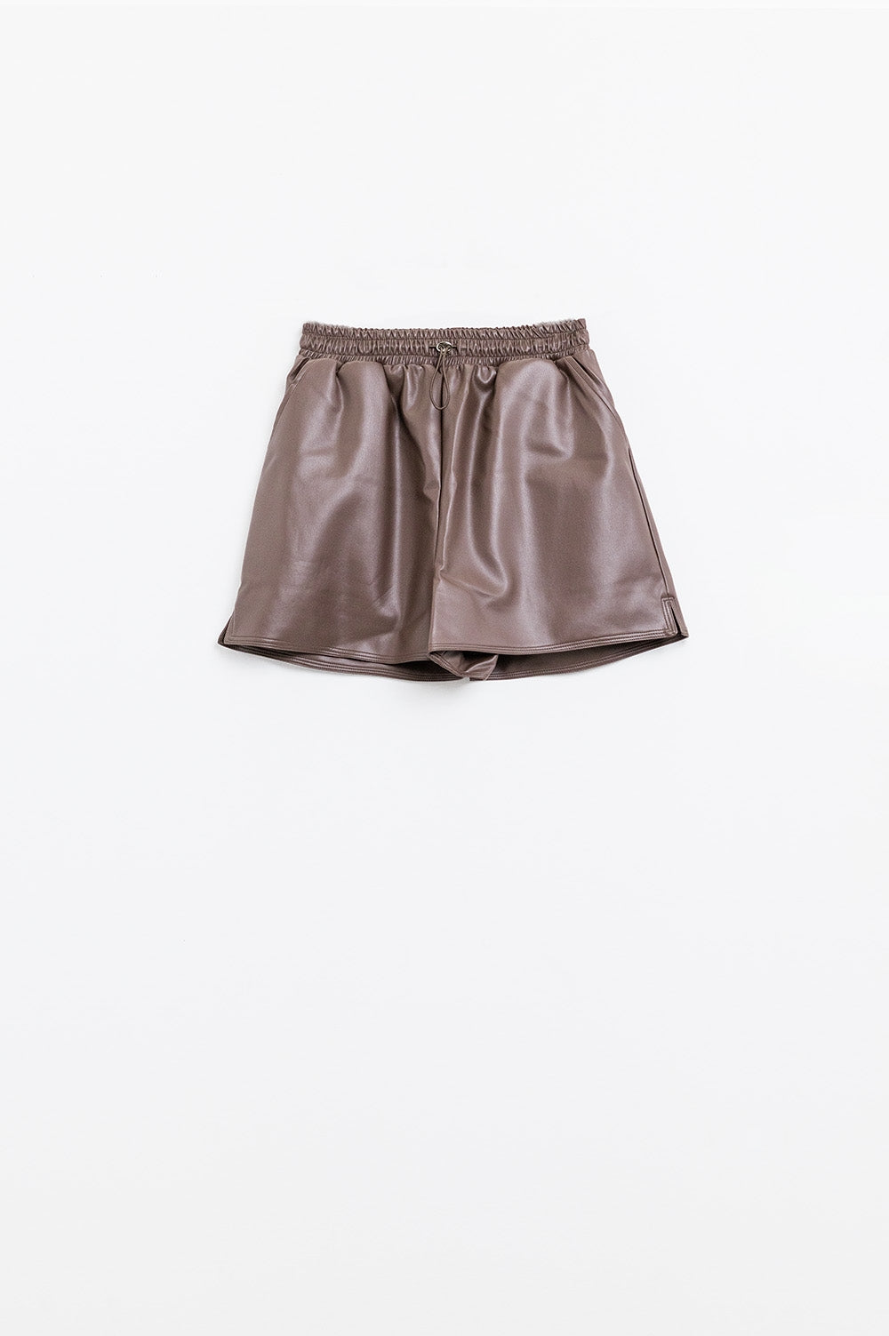 Calções em pele sintética castanha com franzido na cintura com cordão