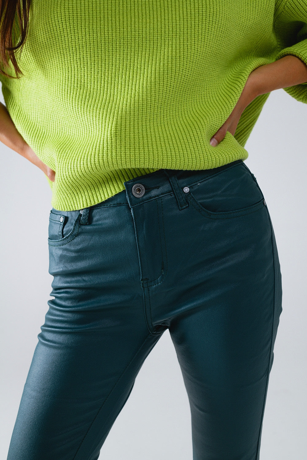 Calças skinny em pele sintética verde-escura