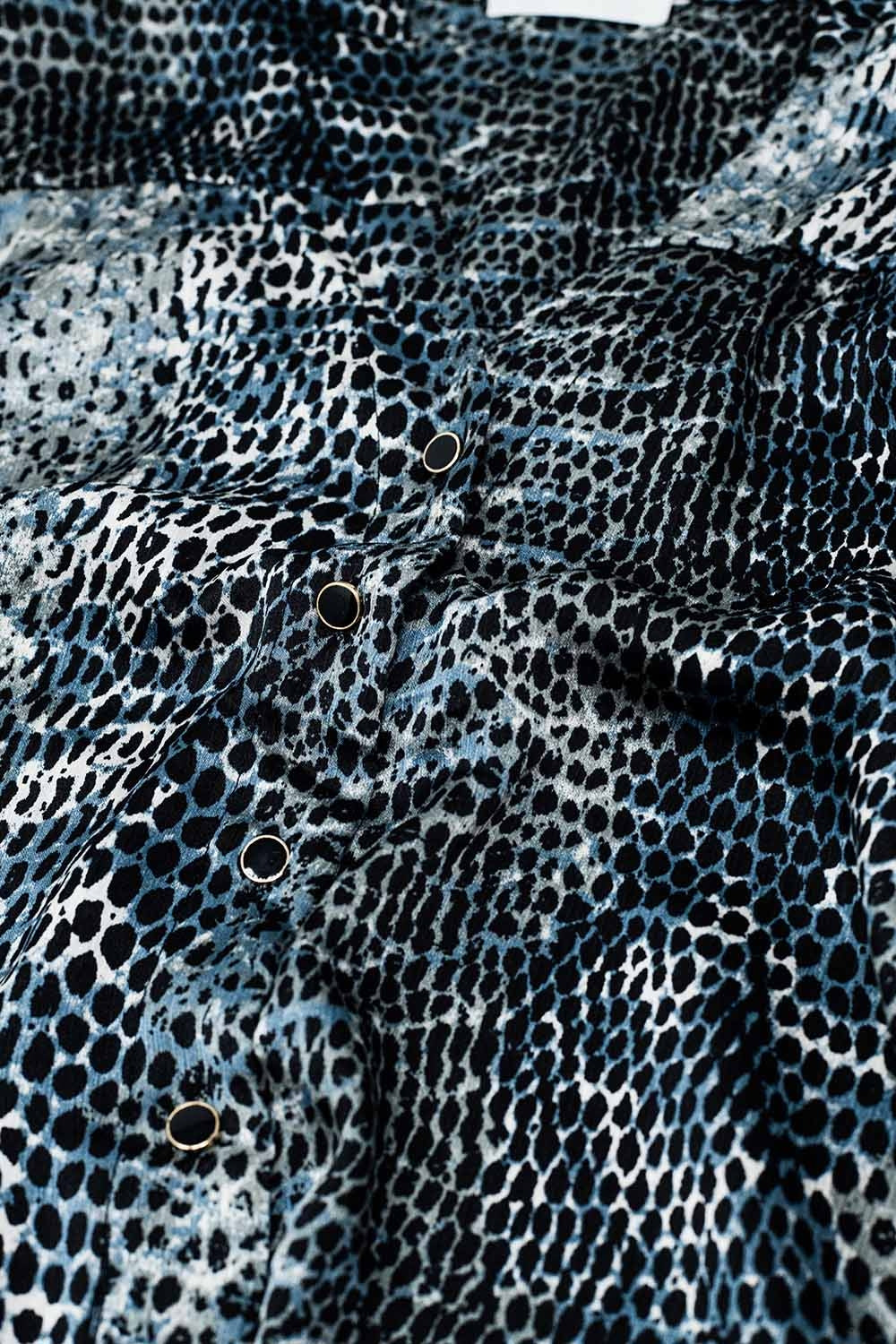 blusa de chiffon com estampado de leopardo cinzento