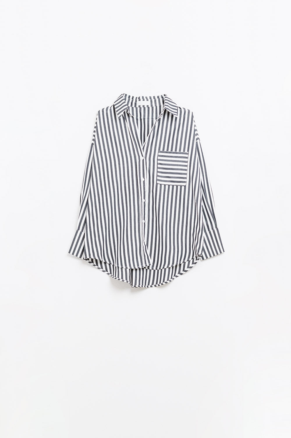 Camisa de popelina com riscas verticais em preto e bolso no peito