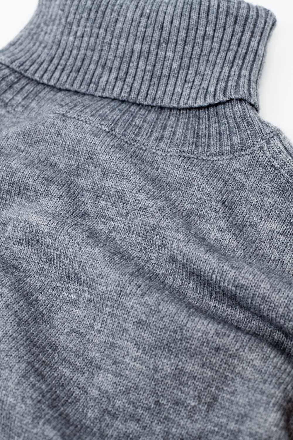 camisola cinzenta larga com mangas caneladas