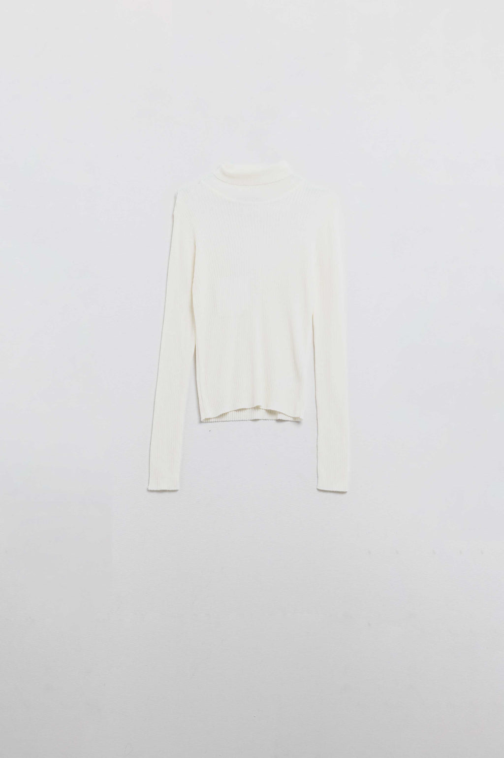 Camisola básica com nervuras e gola alta em creme