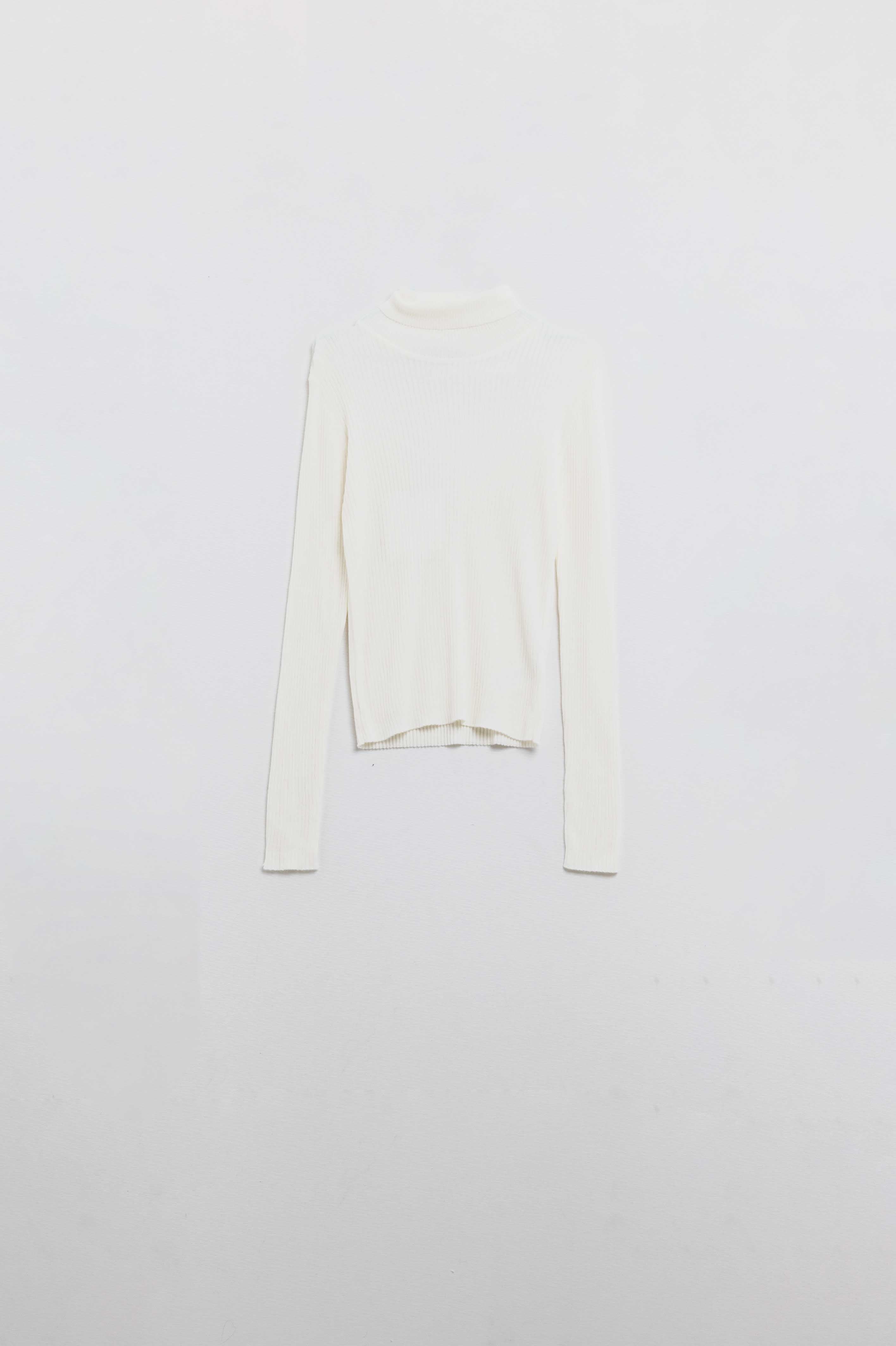 Camisola básica com nervuras e gola alta em creme