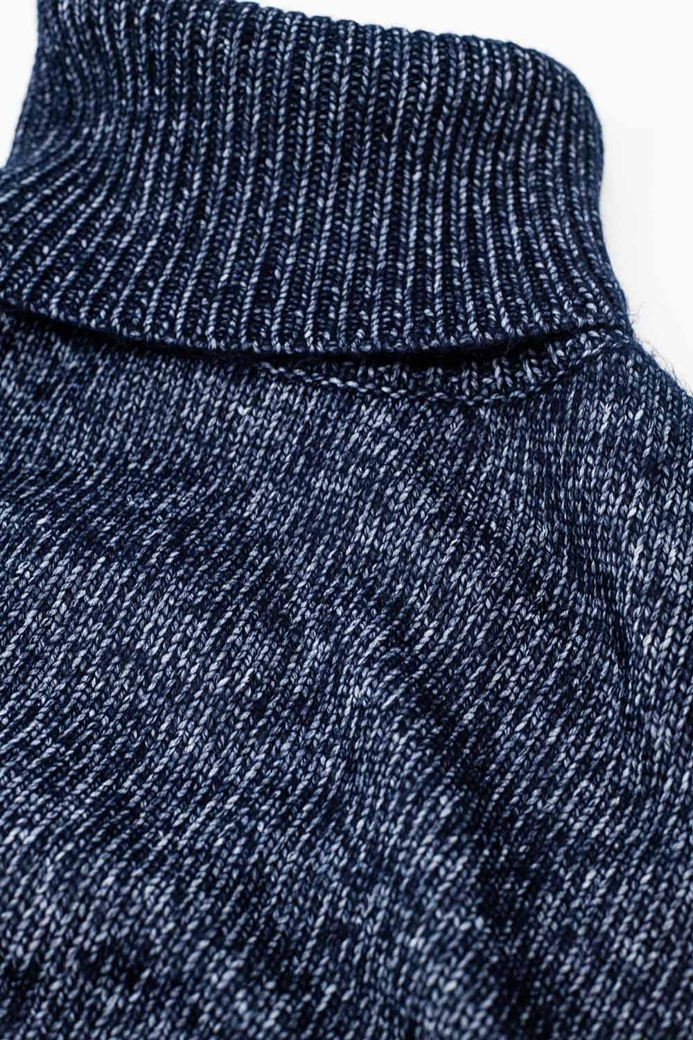 Camisola de gola alta azul com mangas descaídas