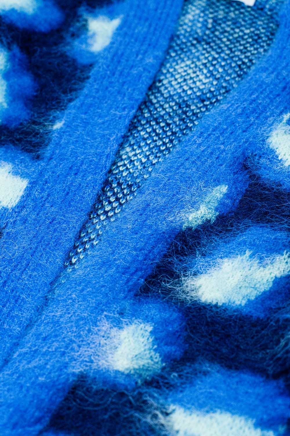 Casaco azul com estampado de leopardo e lã