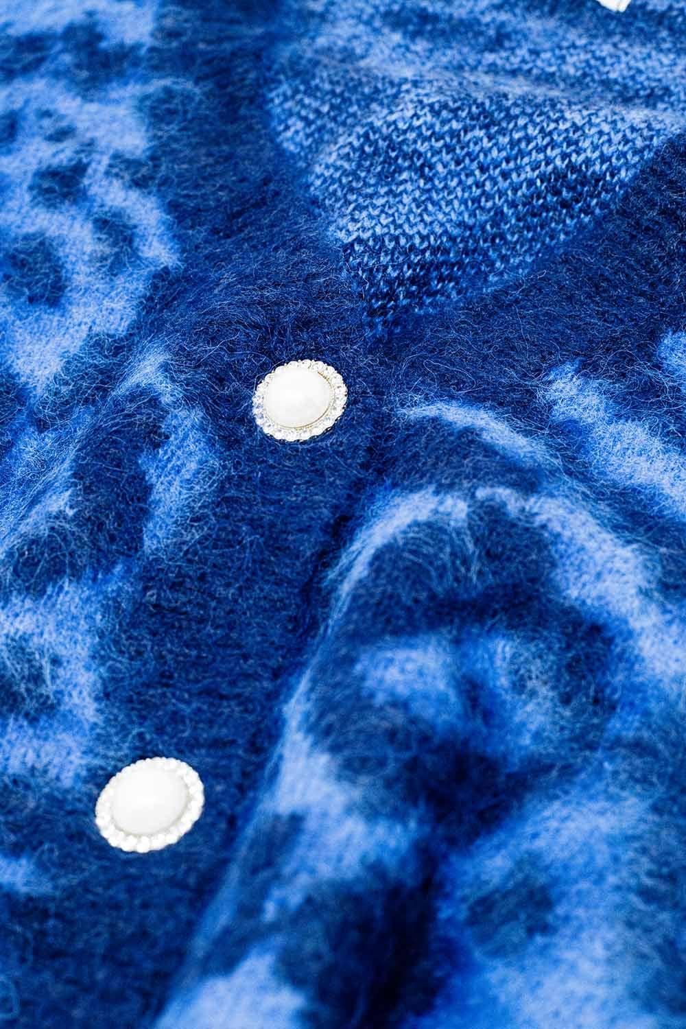 Casaco com estampado de leopardo azul em tecido de malha com lã